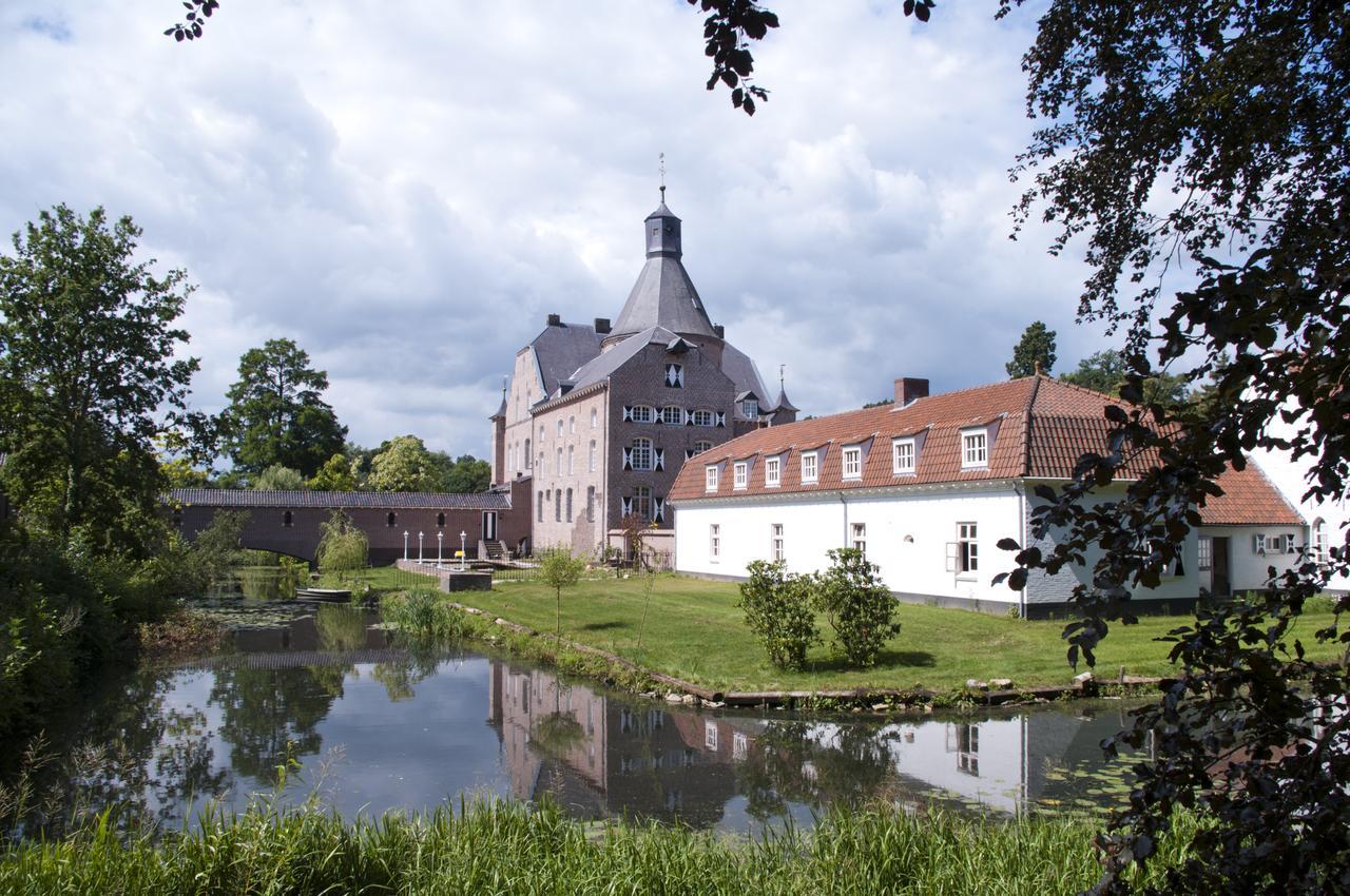 Kasteel Aldenghoor Bed & Breakfast Haelen Exterior photo